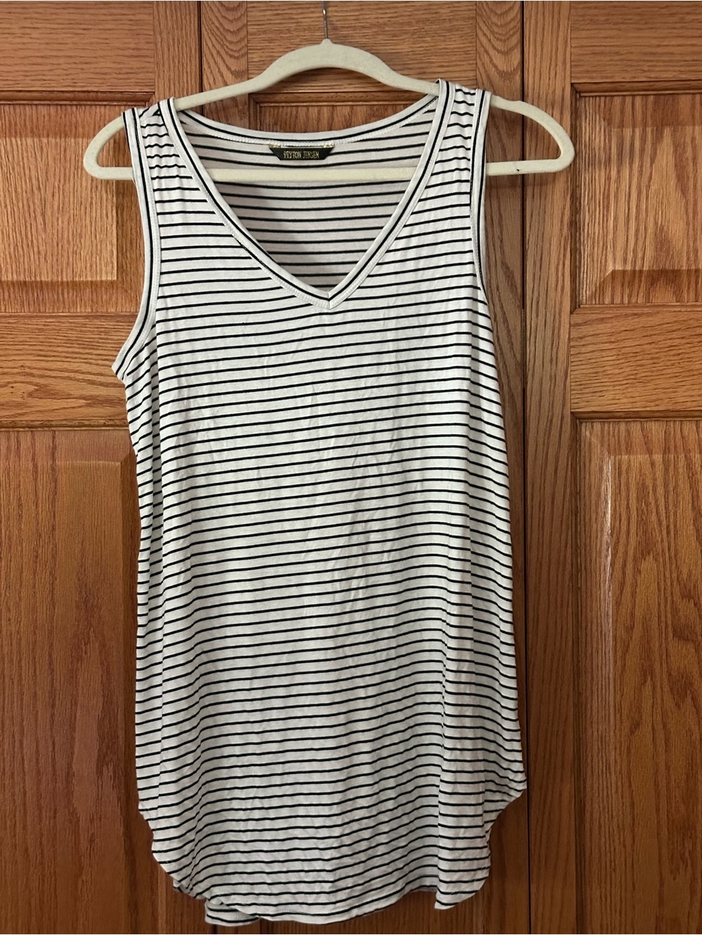 Peyton Jensen V-Neck Black and White Striped Sleeveless Top | Size Large